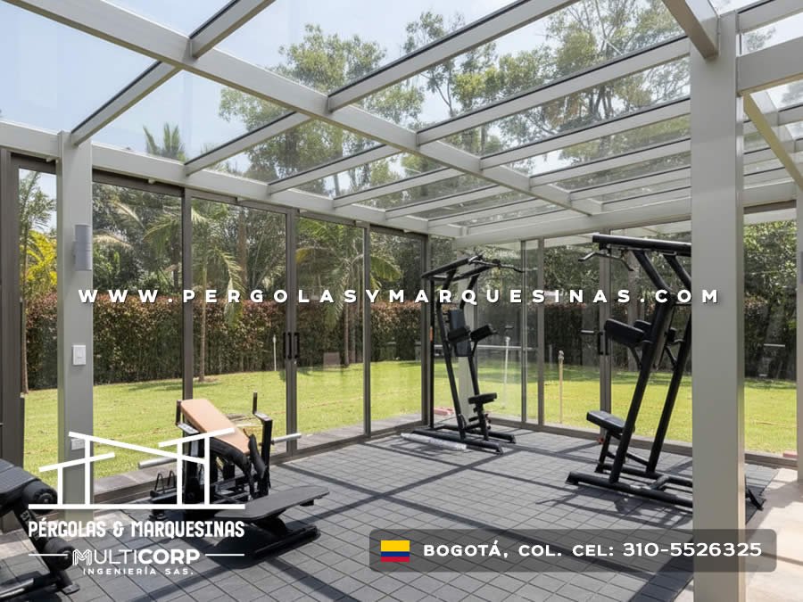 Estructura de vidrio con perfiles gris para espacio de ejercicio en jardin residencial cercana a Bogotá, Colombia. Multicorp Ingeniería SAS.