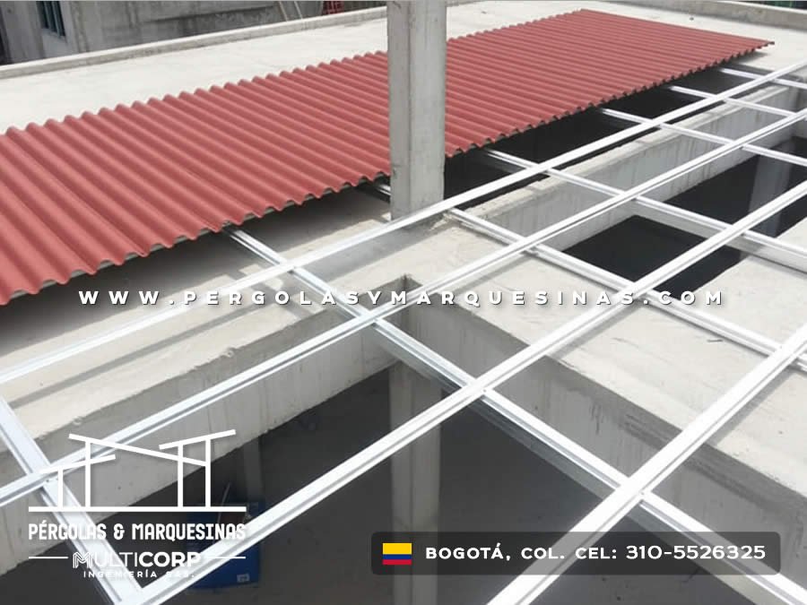 Estructura metalica blanca con tejas de arcilla en terraza urbana de edificio en Bogotá, Colombia. Multicorp Ingeniería SAS.