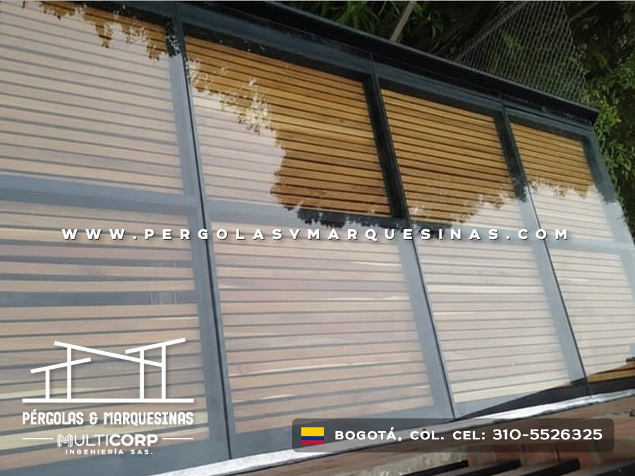Paneles de cerramiento en madera con perfiles metalicos gris en estructura cercana a Bogotá, Colombia. Multicorp Ingeniería SAS.