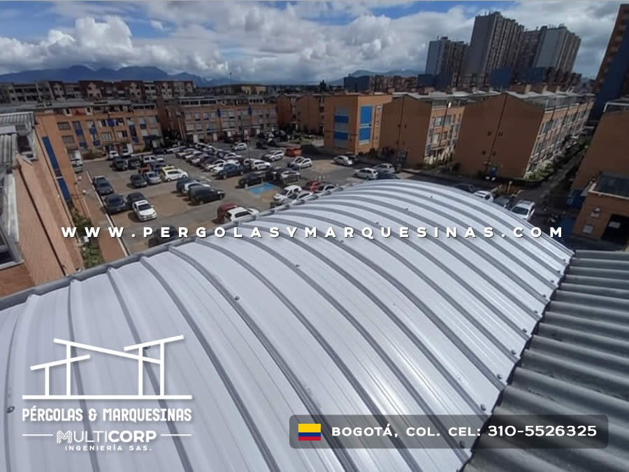 Cubierta curva en lamina metalica blanca sobre techo de edificio urbano en Bogotá, Colombia. Multicorp Ingeniería SAS.