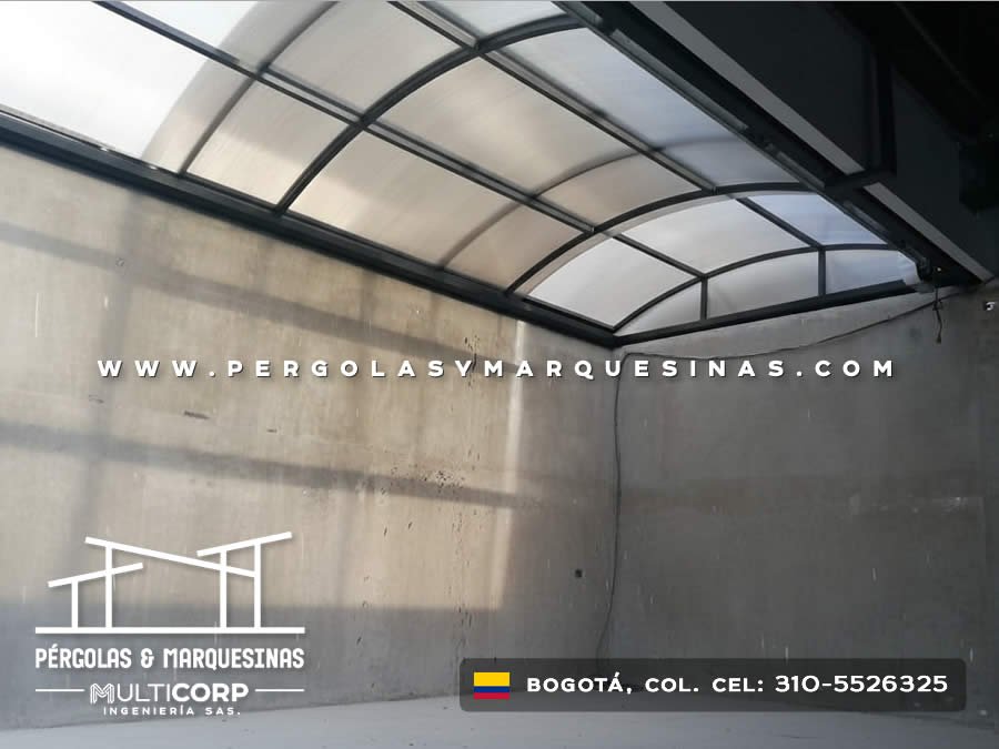 Detalle de domo con estructura curva y policarbonato en patio urbano de Bogotá, Colombia. Multicorp Ingeniería SAS.