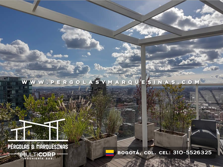 Pergola con estructura blanca jardineras y mobiliario en terraza urbana con panorama de Bogotá, Colombia. Multicorp Ingeniería SAS.