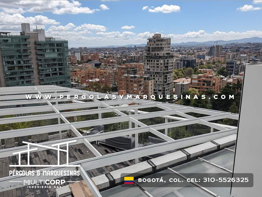 Estructura metálica blanca reticular para instalación de cubierta en terraza de edificio residencial en Bogotá, Colombia. Multicorp Ingeniería SAS.