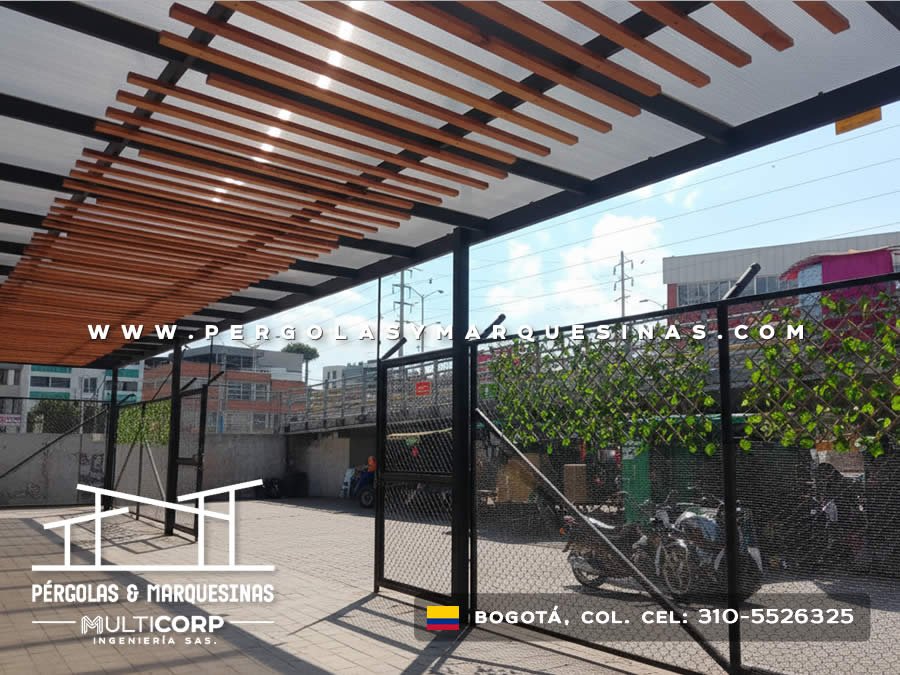 Pérgola con listones de madera estructura metálica negra malla perimetral y zona recreativa en Bogotá, Colombia. Multicorp Ingeniería SAS.