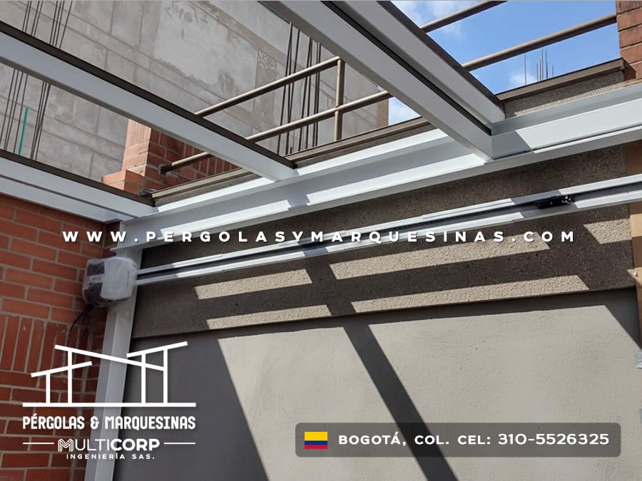 Estructura metálica con techo de vidrio y listones de madera interior sobre terraza residencial en Bogotá, Colombia. Multicorp Ingeniería SAS.