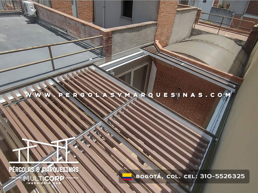 Pérgola con techo de listones de madera estructura metálica y barandal tubular en terraza residencial en Bogotá, Colombia. Multicorp Ingeniería SAS.