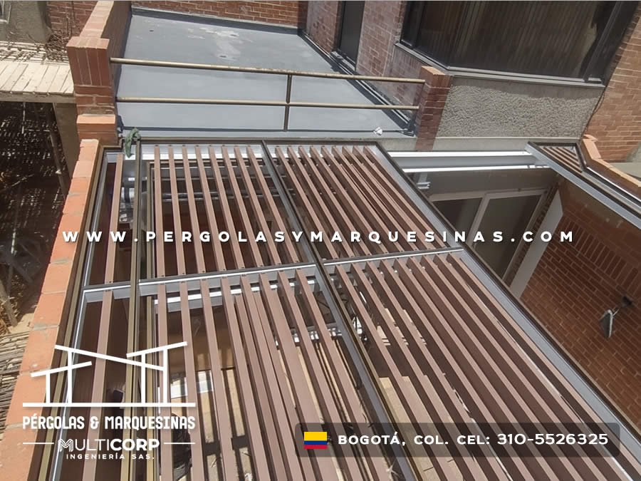 Marquesina con listones de madera estructura metálica y barandal en terraza de apartamento en Bogotá, Colombia. Multicorp Ingeniería SAS.
