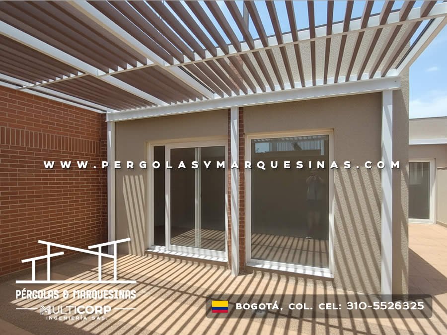 Pérgola con techo de lamas de madera estructura metálica blanca y ventanas corredizas en terraza residencial en Bogotá, Colombia. Multicorp Ingeniería SAS.