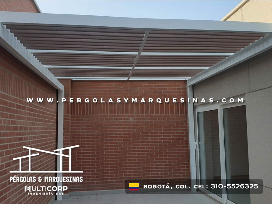 Pérgola bioclimática con lamas de madera orientables estructura metálica y muro de ladrillo en Bogotá, Colombia. Multicorp Ingeniería SAS.