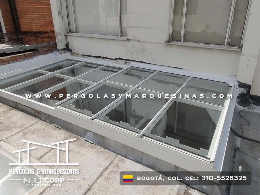 Claraboya de vidrio con marco metálico blanco sobre patio de luz interior residencial en Bogotá, Colombia. Multicorp Ingeniería SAS.