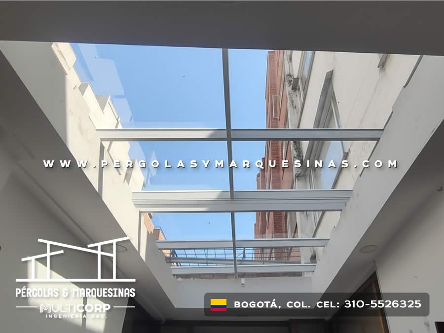 Claraboya con estructura metálica gris y vidrio transparente en techo interior residencial en Bogotá, Colombia. Multicorp Ingeniería SAS.