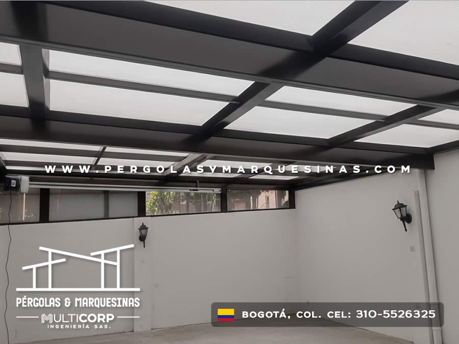 Techo de policarbonato con estructura metalica negra en espacio interior residencial en Bogotá, Colombia. Multicorp Ingeniería SAS.