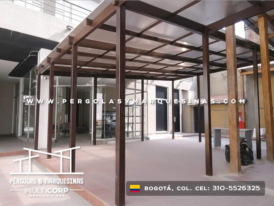 Estructura metalica con vigas en acabado oscuro sin cubierta en espacio comercial interior en Bogotá, Colombia. Multicorp Ingeniería SAS.