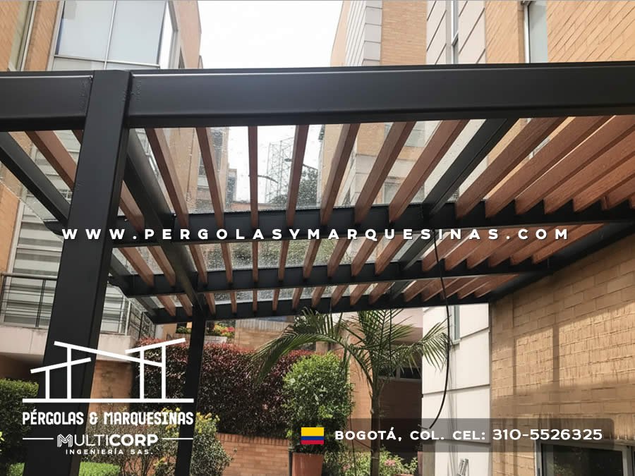 Pergola con listones de madera estructura negra y jardinera con plantas en terraza de edificio en Bogotá, Colombia. Multicorp Ingeniería SAS.