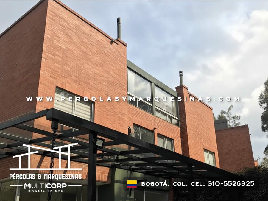Estructura metalica negra de soporte para cubierta exterior adyacente a fachada de ladrillo en Bogotá, Colombia. Multicorp Ingeniería SAS.
