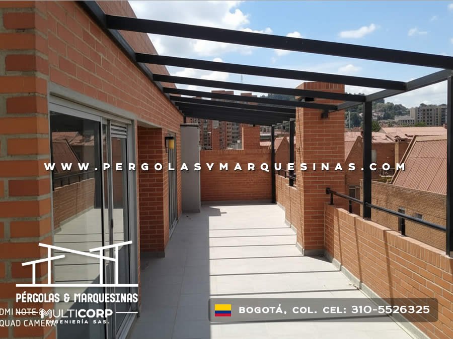 Pergola con estructura metalica negra sin cubierta sobre terraza con muros de ladrillo en Bogotá, Colombia. Multicorp Ingeniería SAS.
