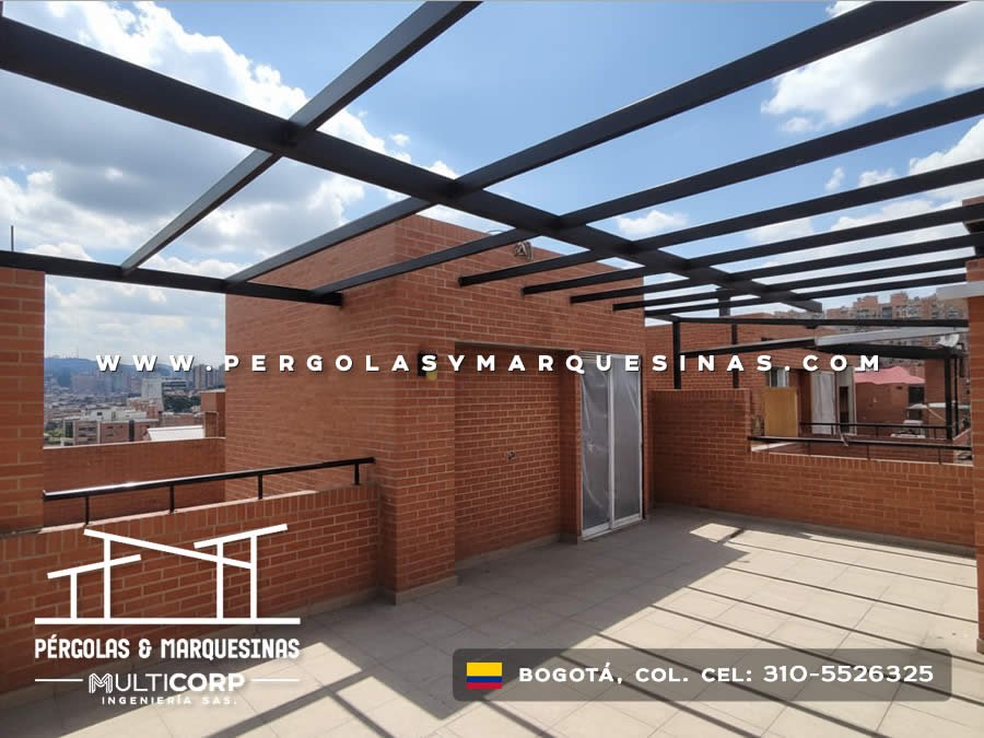 Pergola con estructura metalica negra y vigas espaciadas sobre terraza con muros de ladrillo en Bogotá, Colombia. Multicorp Ingeniería SAS.