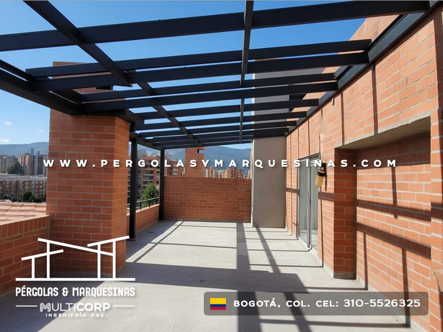 Pergola con estructura metalica negra y muros de ladrillo en terraza de apartamento con vista urbana en Bogotá, Colombia. Multicorp Ingeniería SAS.