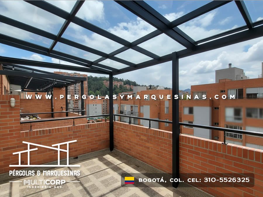 Pergola con techo de vidrio estructura negra y muros de ladrillo en terraza de apartamento en Bogotá, Colombia. Multicorp Ingeniería SAS.