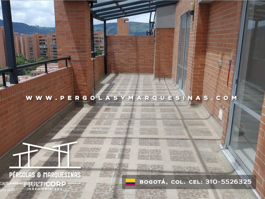 Pergola con estructura metalica negra y piso de baldosa sobre terraza con muros de ladrillo en Bogotá, Colombia. Multicorp Ingeniería SAS.