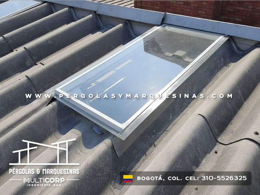 Claraboya de vidrio con marco metalico blanco instalada sobre cubierta impermeabilizada en edificio en Bogotá, Colombia. Multicorp Ingeniería SAS.