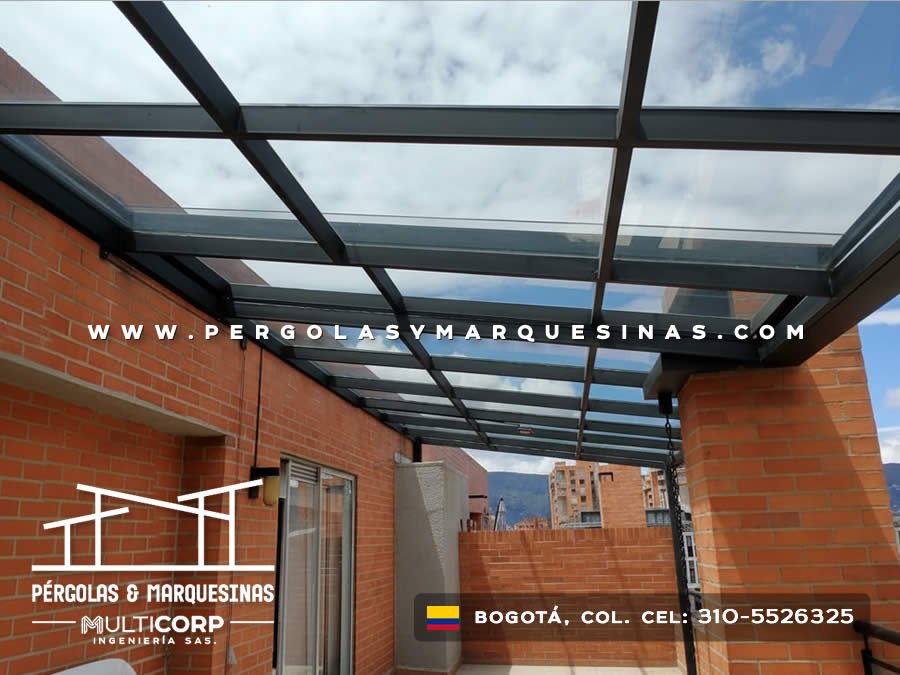 Pergola con techo de vidrio estructura metalica gris y muros de ladrillo en terraza residencial en Bogotá, Colombia. Multicorp Ingeniería SAS.