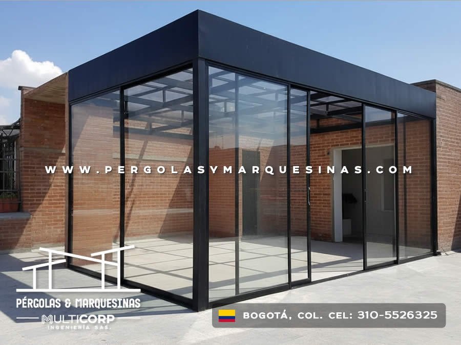 Cerramiento de vidrio con estructura metalica negra y techo transparente en terraza de edificio en Bogotá, Colombia. Multicorp Ingeniería SAS.