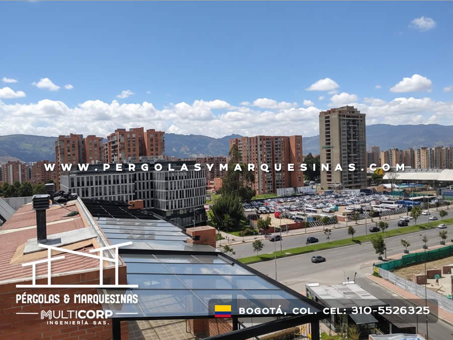 Cubierta de policarbonato con estructura negra sobre edificio comercial con vista urbana en Bogotá, Colombia. Multicorp Ingeniería SAS.