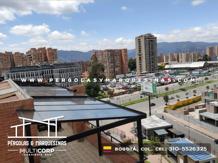 Marquesina con techo de policarbonato negro estructura metalica sobre terraza comercial urbana en Bogotá, Colombia. Multicorp Ingeniería SAS.