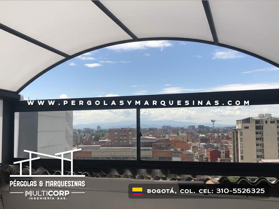 Domo curvo con techo de policarbonato estructura negra y vista panoramica urbana en terraza en Bogotá, Colombia. Multicorp Ingeniería SAS.