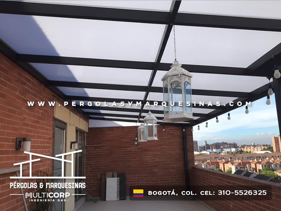 Pergola con techo de policarbonato blanco estructura negra y lamparas decorativas en terraza urbana en Bogotá, Colombia. Multicorp Ingeniería SAS.