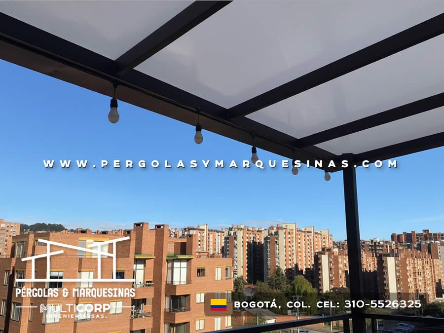 Cubierta de policarbonato translúcido con estructura metálica negra instalada en terraza de edificio en Bogotá, Colombia. Multicorp Ingeniería SAS.