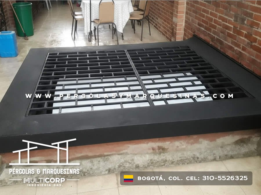 Rejilla de ventilación metálica con acabado negro instalada en piso de terraza residencial en Bogotá, Colombia. Multicorp Ingeniería SAS.