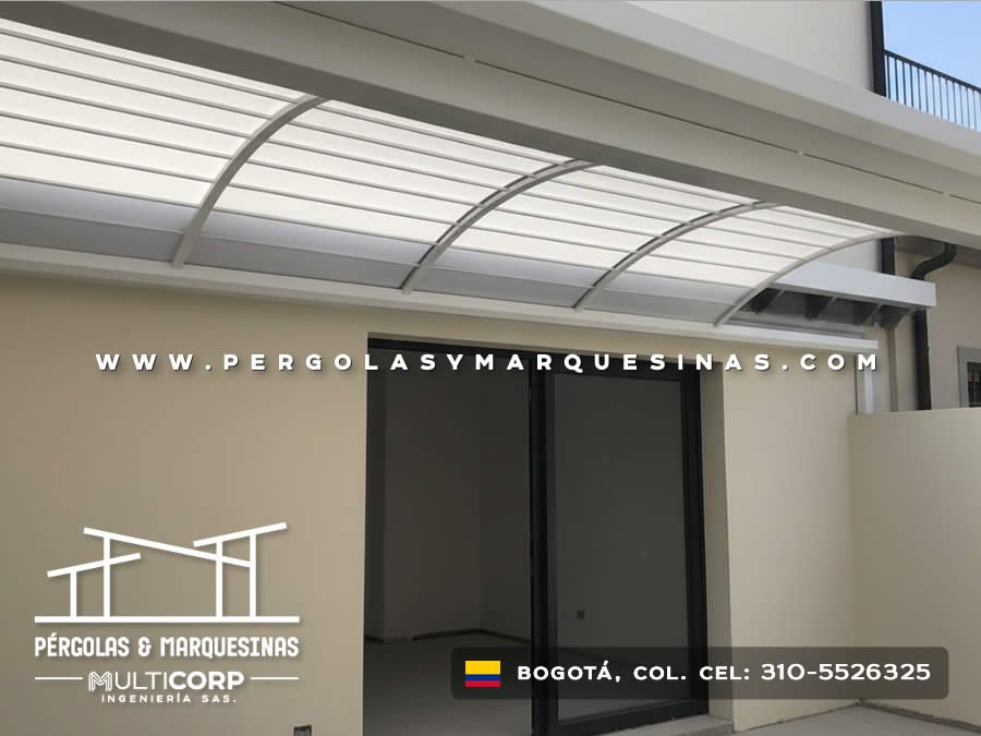 Marquesina de policarbonato con arcos metálicos y estructura gris para acceso residencial en Bogotá, Colombia. Multicorp Ingeniería SAS.