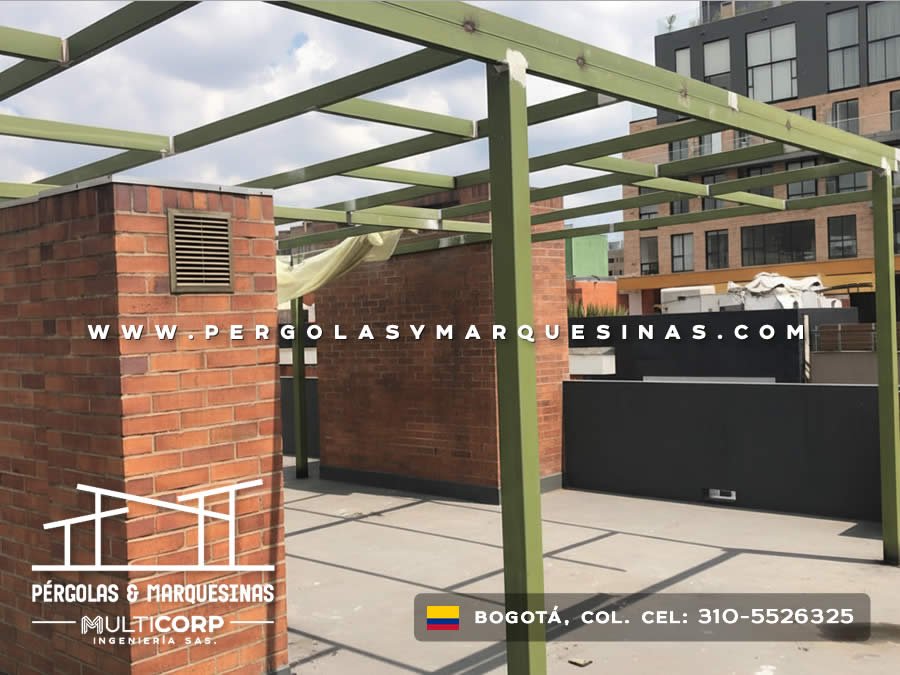 Estructura metálica verde para pérgola sin cubierta instalada en terraza de edificio residencial en Bogotá, Colombia. Multicorp Ingeniería SAS.