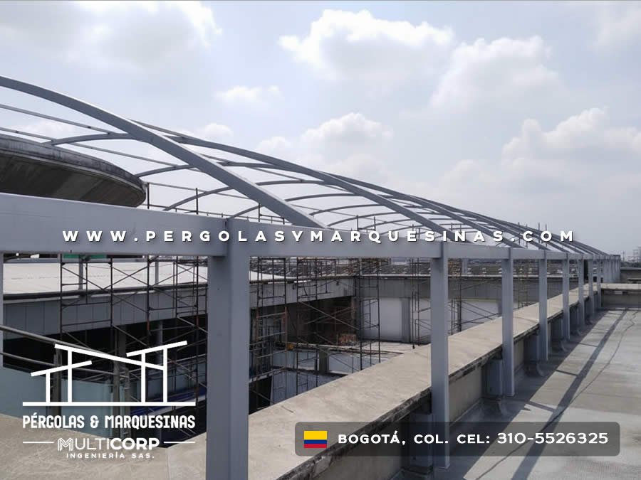 Estructura metálica con vigas de acero para cubierta de gran luz en edificio industrial en Bogotá, Colombia. Multicorp Ingeniería SAS.