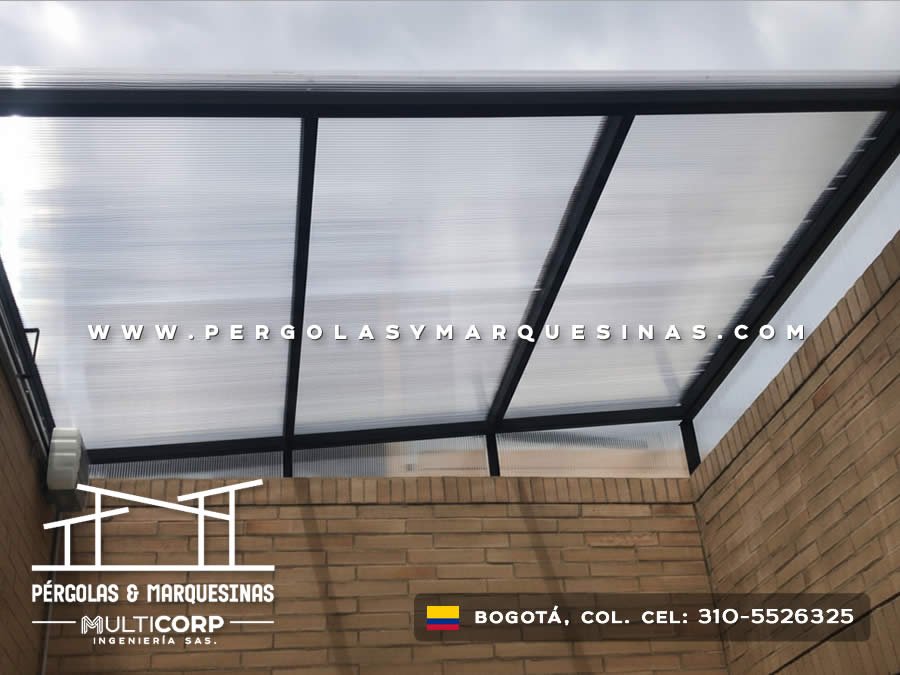 Cubierta de policarbonato translúcido con estructura metálica negra para balcón residencial en Bogotá, Colombia. Multicorp Ingeniería SAS.