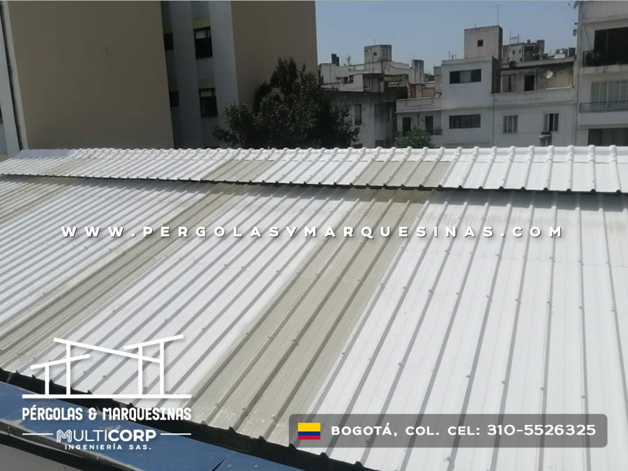 Techo de lámina termoacústica blanca con estructura metálica para terraza de edificio residencial en Bogotá, Colombia. Multicorp Ingeniería SAS.