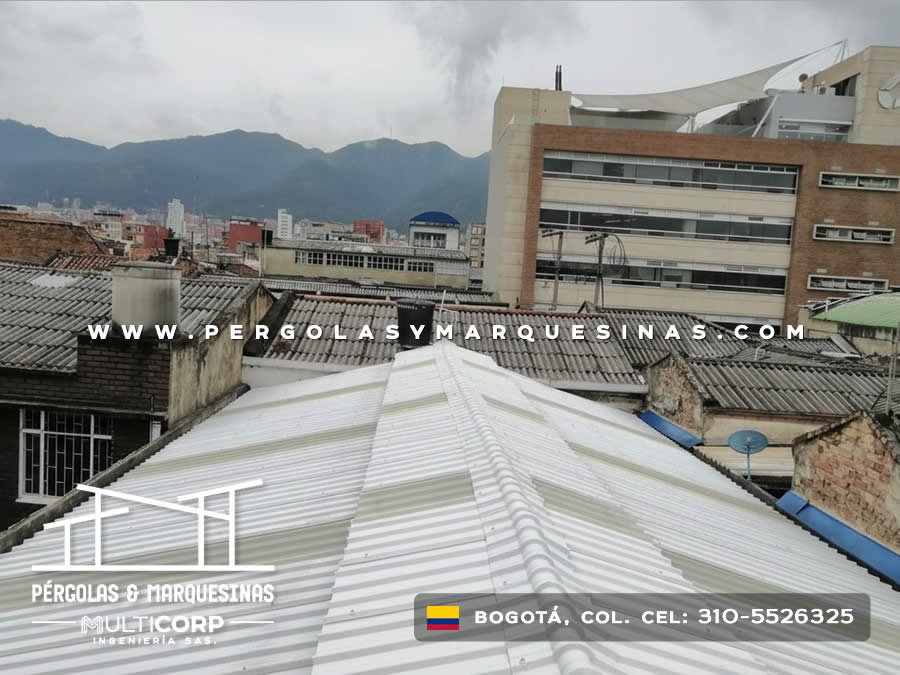 Cubierta de lámina termoacústica tipo teja blanca instalada sobre terraza de vivienda unifamiliar en Bogotá, Colombia. Multicorp Ingeniería SAS.