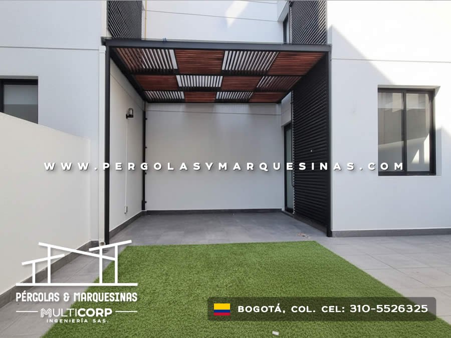 Pérgola de madera con lamas horizontales y estructura metálica negra para patio moderno en Bogotá, Colombia. Multicorp Ingeniería SAS.