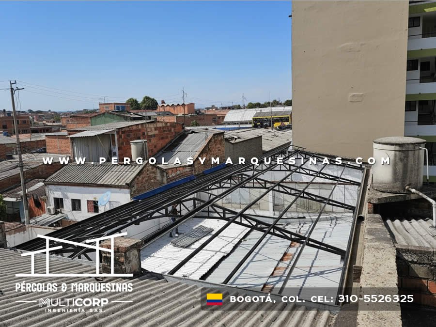 Estructura metálica negra en construcción para cubierta de policarbonato en terraza residencial en Bogotá, Colombia. Multicorp Ingeniería SAS.