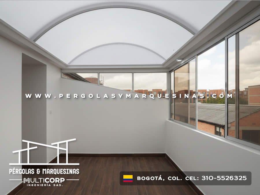 Lucernario curvo integrado en techo de habitación con ventanal corredizo en vivienda moderna en Bogotá, Colombia. Multicorp Ingeniería SAS.