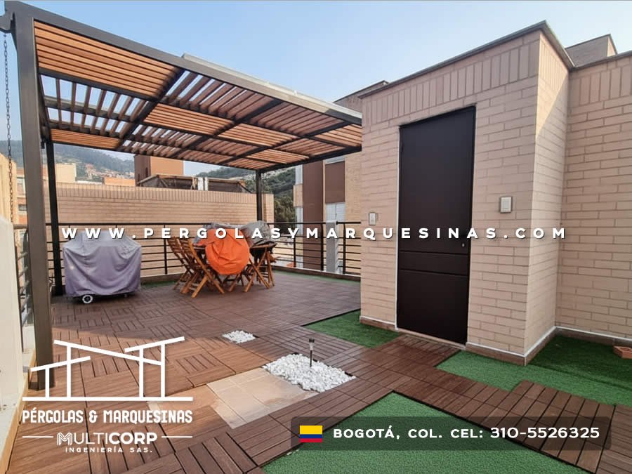 Pérgola con lamas de madera horizontales sobre estructura metálica para terraza residencial moderna en Bogotá, Colombia. Multicorp Ingeniería SAS.