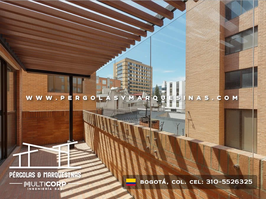 Pérgola con lamas de madera y baranda de madera vertical para balcón de apartamento contemporáneo en Bogotá, Colombia. Multicorp Ingeniería SAS.