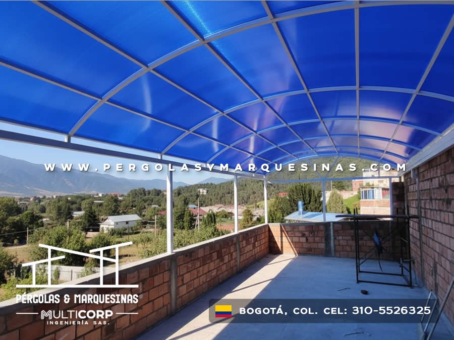 Domo curvo de policarbonato azul con estructura metálica para terraza residencial en ladrillo en Bogotá, Colombia. Multicorp Ingeniería SAS.