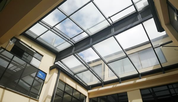 Diseño, fabricación e instalación de domos, tragaluces y cubiertas para patios de casas y edificios en Bogotá y para toda Colombia. Multicorp Ingeniería SAS.