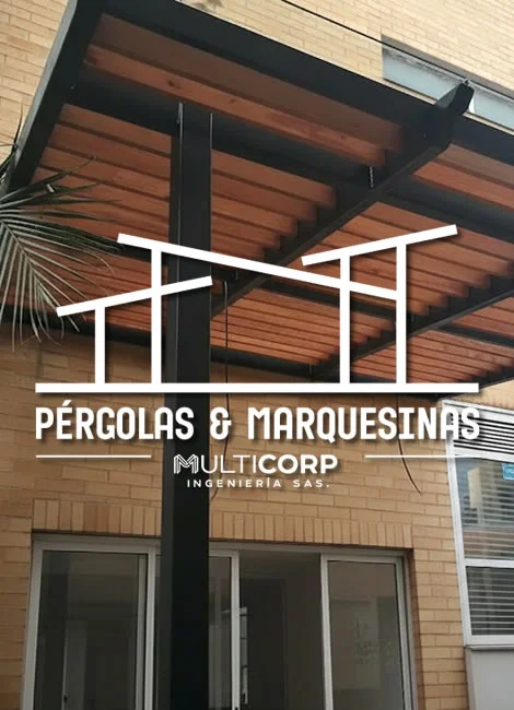 Instalación de pérgolas metálicas con madera con techo en policarbonato en Bogotá, Colombia. Multicorp Ingeniería SAS.