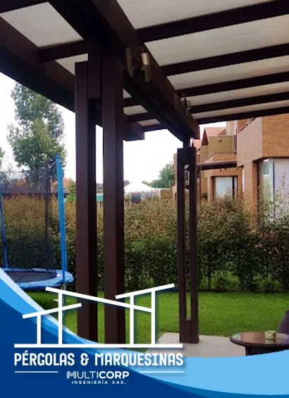 Diseño, fabricación  y montaje de pérgolas metálicas modernas en hierro, cubiertas en policarbonato y cerramientos en vidrio en Bogotá, Colombia. Multicorp Ingeniería SAS. en Bogotá, Colombia