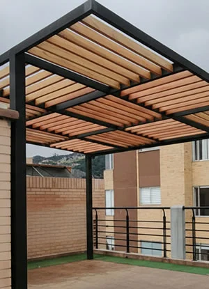 Pérgolas metálicas para terrazas y marquesinas corredizas para patios modernos en Bogotá, Colombia. Multicorp Ingeniería SAS.