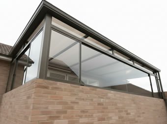 Cubierta de policarbonato en acero negro para terraza de edificio residencial en Bogotá, Colombia. Multicorp Ingeniería SAS.